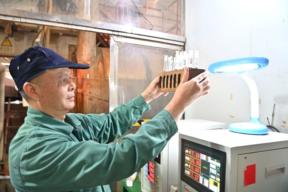 12月12日，廣西來賓小平陽湘桂制糖有限公司的工作人員在檢測糖漿樣品。