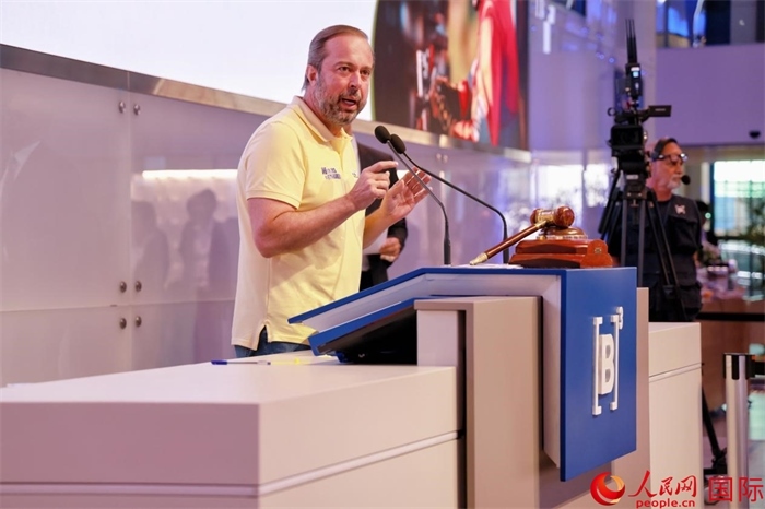 巴西礦產(chǎn)和能源部部長亞歷山大·西爾維拉發(fā)表致辭。人民網(wǎng)記者 宋亦然攝