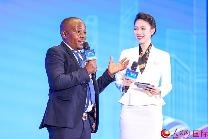 來自烏干達(dá)坎帕拉—恩德培機(jī)場高速公路項(xiàng)目的赫爾曼（左）被評為中國交建共建“一帶一路”最美外籍建設(shè)者之一。人民網(wǎng)記者 趙益普攝