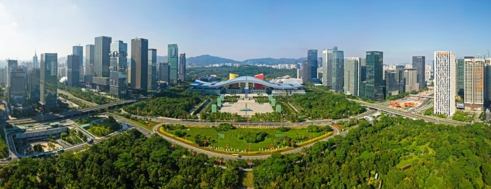 這是在廣東省深圳市拍攝的深圳市民中心和蓮花山公園一線（2020年10月2日攝，無人機(jī)照片）。新華社記者 梁旭 攝