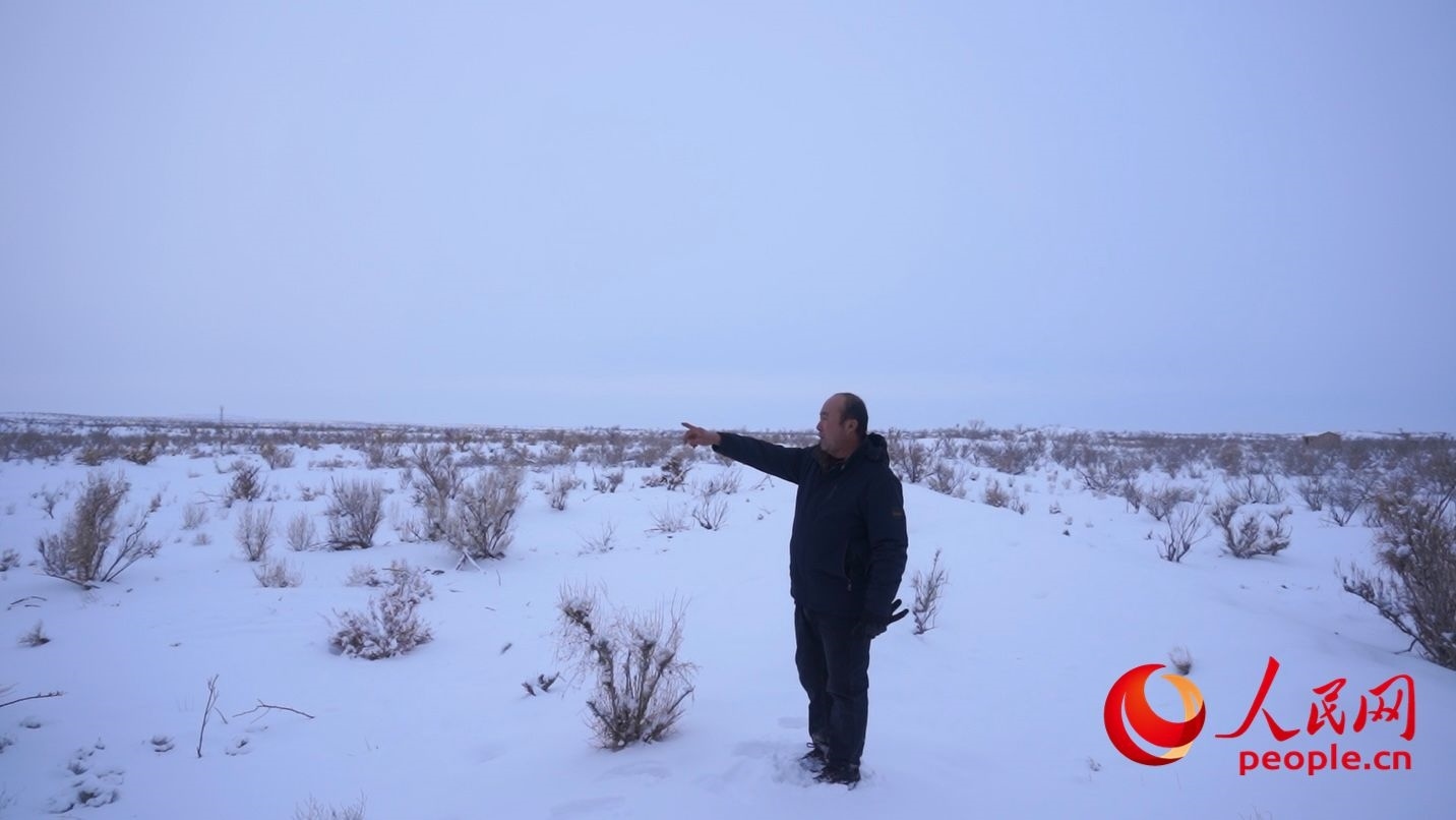 馬曉華向采訪團(tuán)介紹林場(chǎng)情況。人民網(wǎng) 周靜圓攝