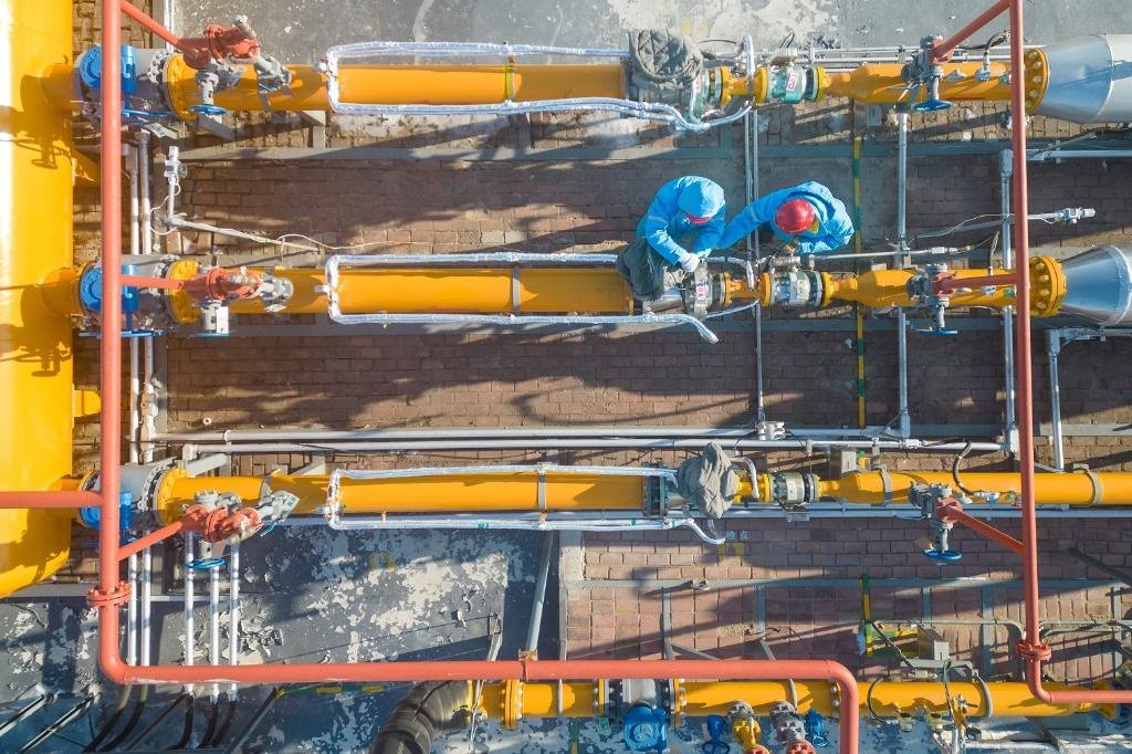 12月17日，黑龍江省哈爾濱市中慶燃?xì)庥邢挢?zé)任公司成高子門站的工作人員在進(jìn)行設(shè)備巡檢，保障燃?xì)夤?yīng)（無(wú)人機(jī)照片）。 新華社記者 張濤 攝