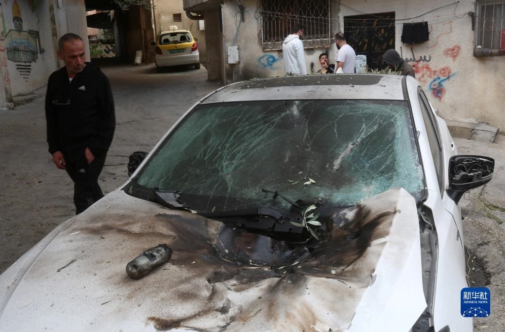 12月17日，在約旦河西岸城市圖勒凱爾姆附近的一處難民營(yíng)，人們查看在沖突中損毀的車(chē)輛。新華社發(fā)（尼達(dá)爾·艾仕塔耶?dāng)z）