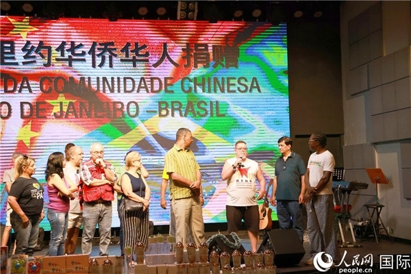 兒童殘障教育中心負(fù)責(zé)人胡里奧向捐贈方表示感謝。人民網(wǎng)記者 陳海琪攝