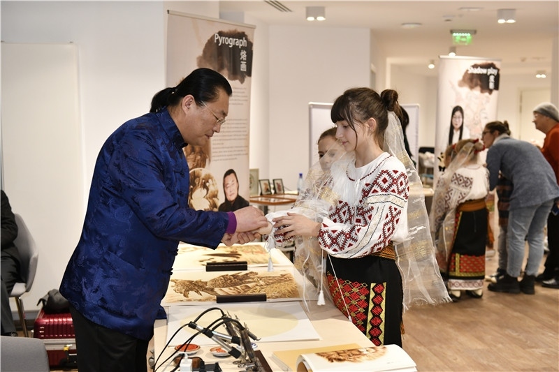 圖為羅馬尼亞小學(xué)生在現(xiàn)場體驗烙畫。 布加勒斯特中國文化中心供圖