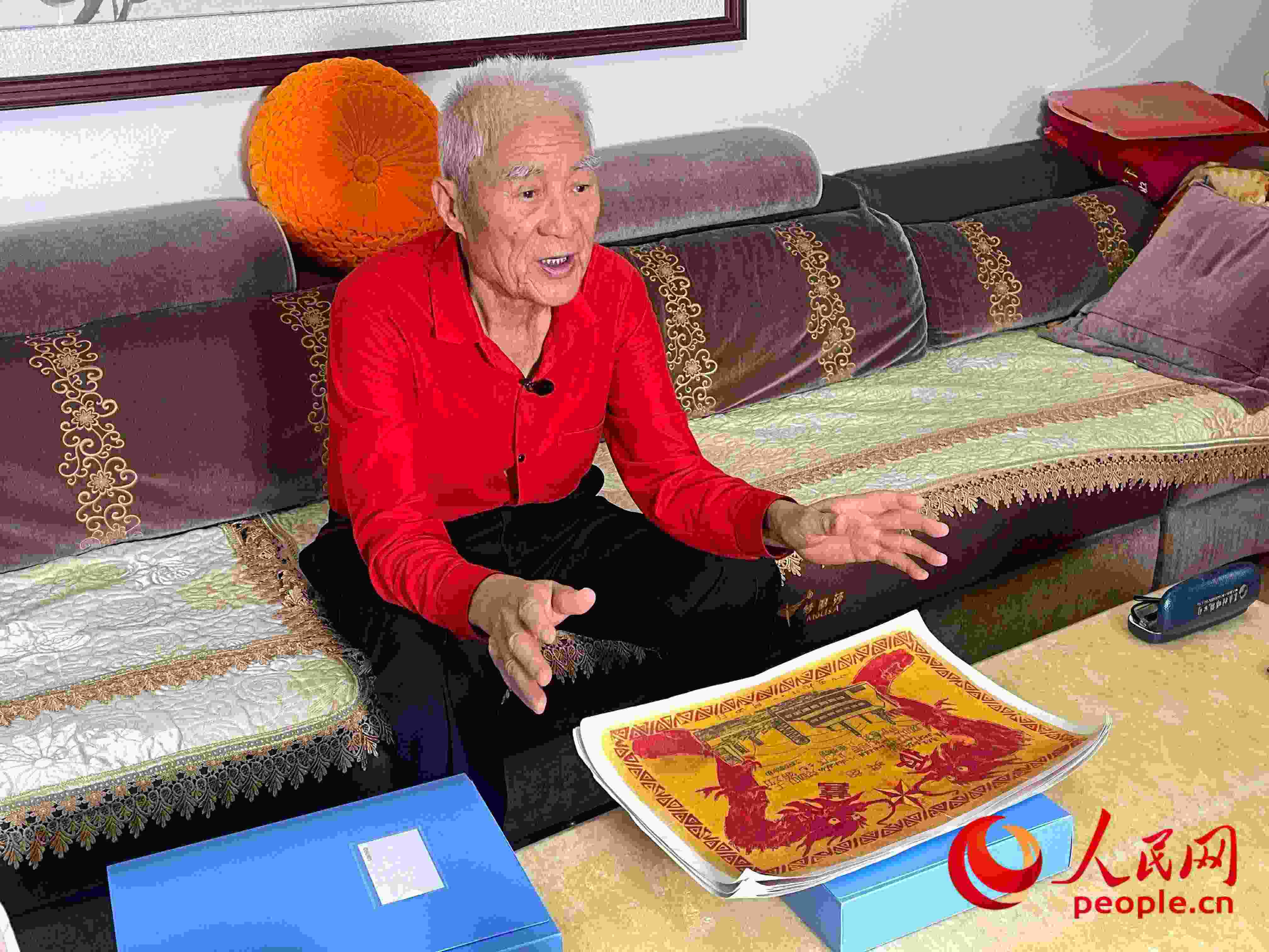 馬太生向采訪團(tuán)講述自己獲得獎(jiǎng)狀的經(jīng)歷。人民網(wǎng) 周靜圓攝