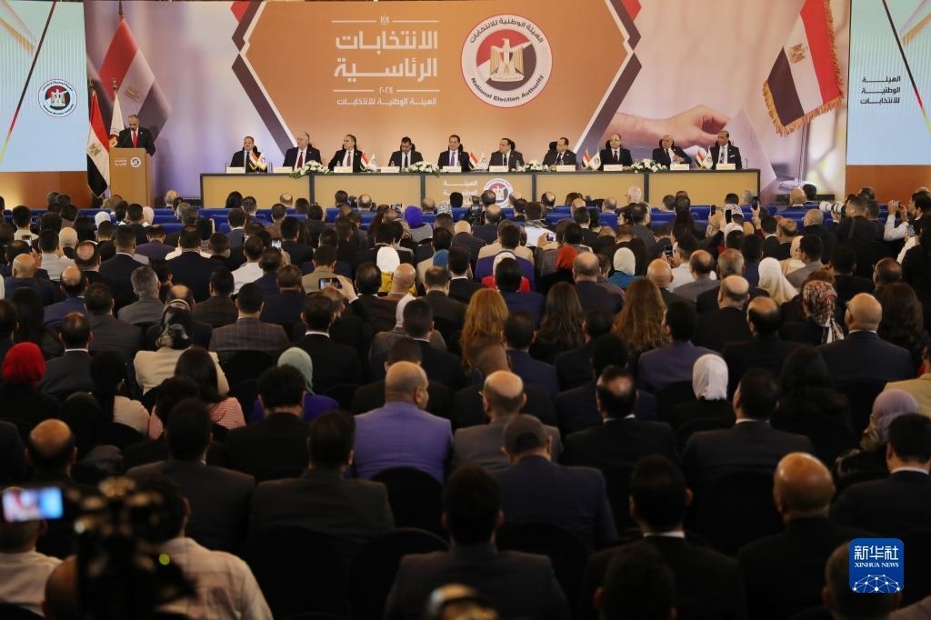 這是12月18日在埃及首都開羅拍攝的埃及全國選舉委員會新聞發(fā)布會現(xiàn)場。新華社發(fā)（艾哈邁德·戈馬攝）