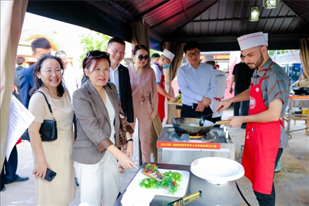 嘉賓現場觀摩。阿聯酋上?？偵虝咄l(xiāng)會供圖