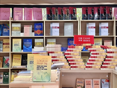 中國(guó)主題圖書(shū)亮相越南河內(nèi)書(shū)街。中國(guó)圖書(shū)進(jìn)出口（集團(tuán)）有限公司供圖