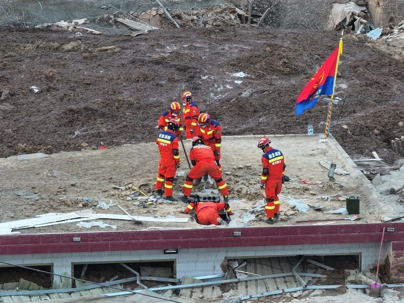 救援人員在現(xiàn)場。賀勇攝。