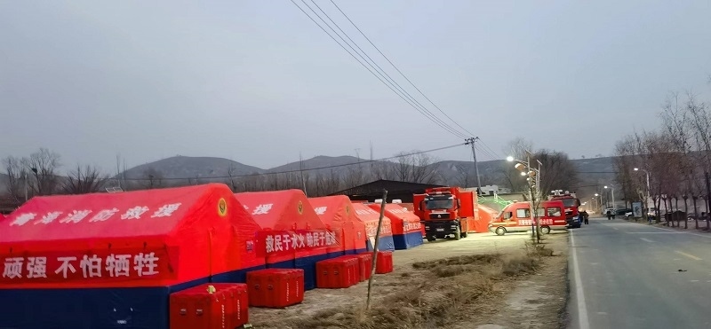 救災(zāi)隊(duì)員現(xiàn)場扎起了帳篷。王梅攝。