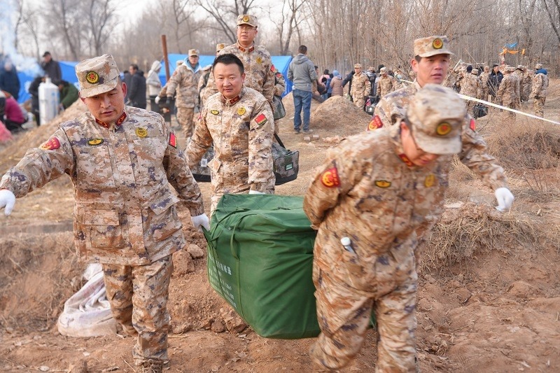 救援人員正在現(xiàn)場緊急搬運(yùn)物資。賀勇攝。