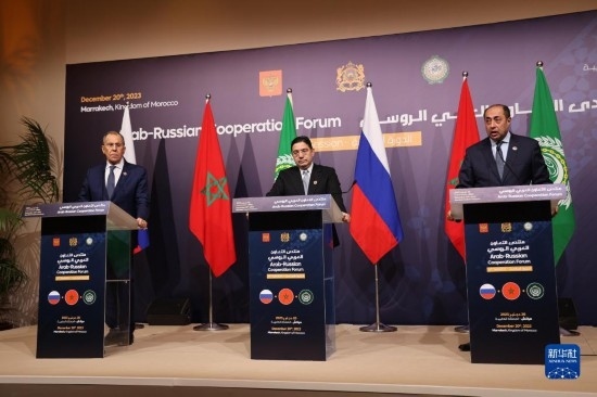 12月20日，在摩洛哥南部城市馬拉喀什舉行的第六屆阿拉伯-俄羅斯合作論壇主議程結(jié)束后，俄羅斯外交部長拉夫羅夫、摩洛哥外交大臣布里達、阿拉伯國家聯(lián)盟（阿盟）副秘書長胡薩姆·扎基（從左至右）出席記者會。新華社記者霍晶攝