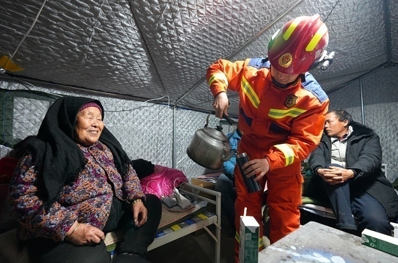 村民龔尕芳與消防員交流。賀勇攝。