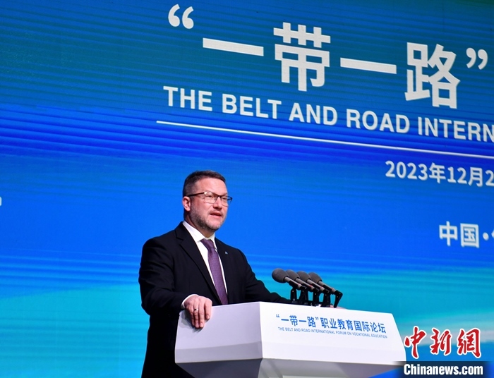 圖為活動現(xiàn)場歐洲議會交通旅游委員會副主席烏伊海依·伊什特萬致辭。 中新社記者 韓冰 攝