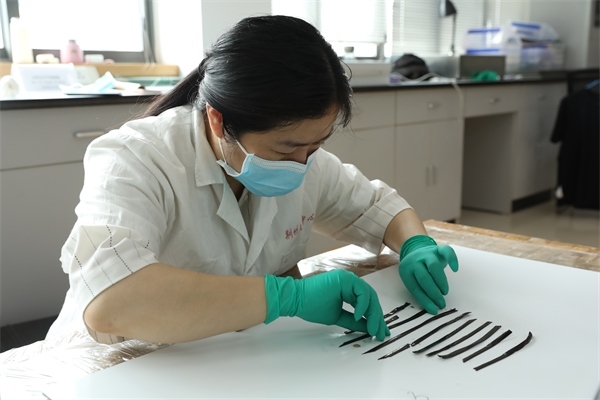 考古工作者正給竹簡排序。國家文物局供圖