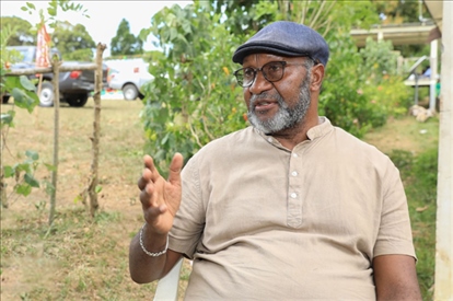 2023年12月18日，瓦努阿圖共和國總理夏洛特·薩爾維在瓦努阿圖公路項目二期馬勒庫拉段的移交儀式現(xiàn)場接受人民網(wǎng)采訪。人民網(wǎng) 賀吉攝