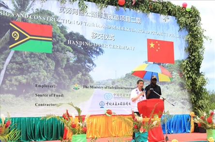 2023年12月18日，中國駐瓦努阿圖大使李名剛在瓦努阿圖公路項目二期馬勒庫拉段的移交儀式上發(fā)表致辭。人民網(wǎng) 賀吉攝