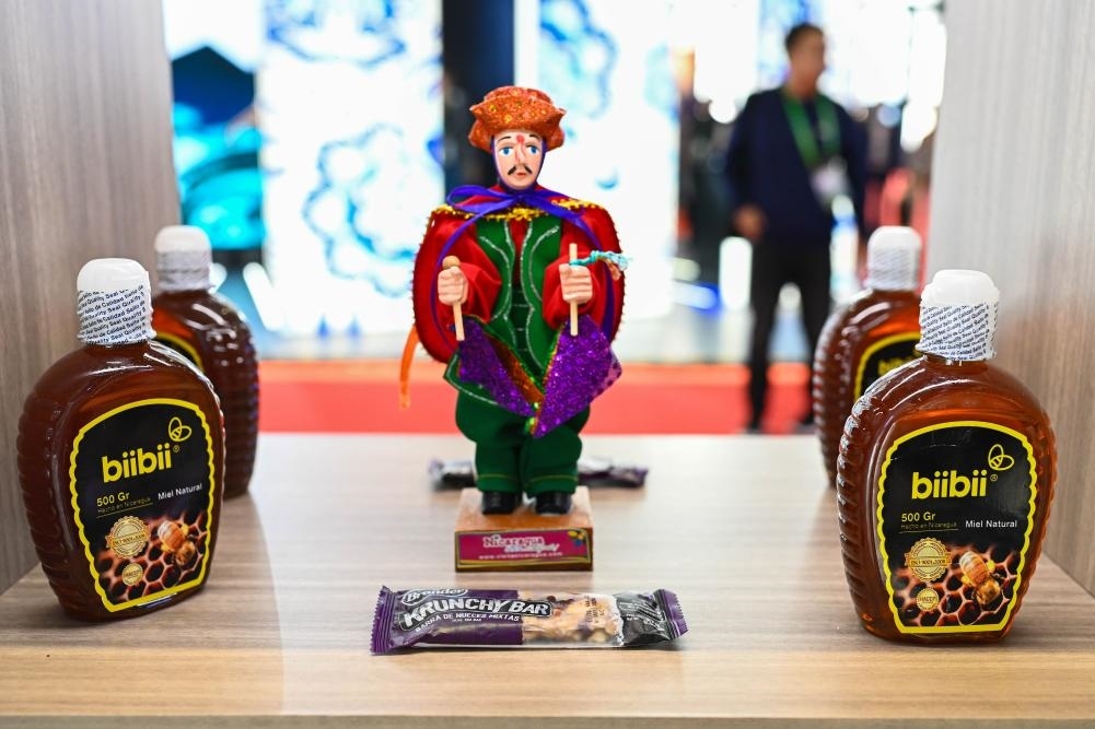 2023年11月8日在第六屆進博會上拍攝的尼加拉瓜蜂蜜產(chǎn)品。