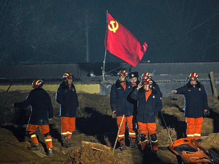 2023年12月21日，救援隊(duì)員在青海省海東市民和回族土族自治縣中川鄉(xiāng)金田村現(xiàn)場救援。新華社記者 張龍 攝