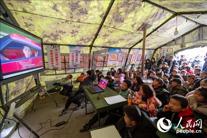 12月22日，在積石山縣大河家鎮(zhèn)大河村安置點，陸軍76集團軍某旅搭建的“臨時學?！眱龋∨笥颜诳磩赢嬈?。人民網記者 翁奇羽攝