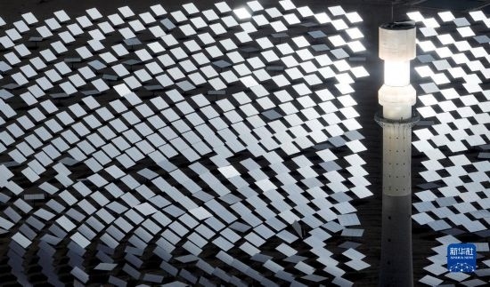 這是2023年6月11日在青海省海西蒙古族藏族自治州格爾木市拍攝的一座光熱電站（無人機照片）。 新華社記者 張宏祥 攝