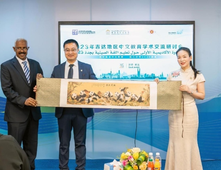 主辦方向與會代表贈送書畫作品。主辦方供圖