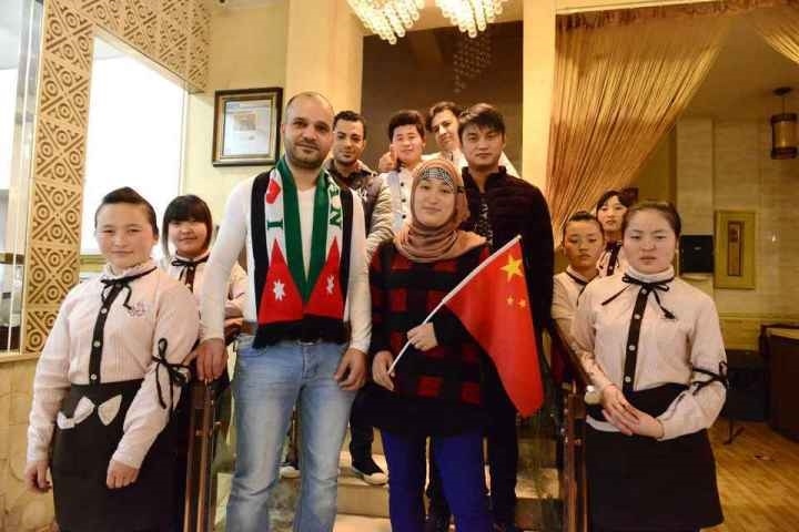 穆罕奈德夫婦與餐廳員工合影。共享聯(lián)盟·義烏 呂斌 攝