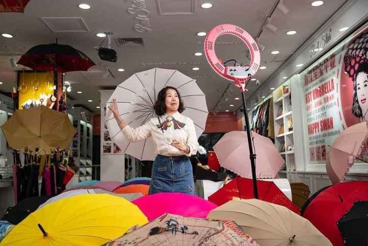 在義烏打拼了27年的商戶張吉英，正通過(guò)直播銷售雨傘。義烏市委宣傳部供圖