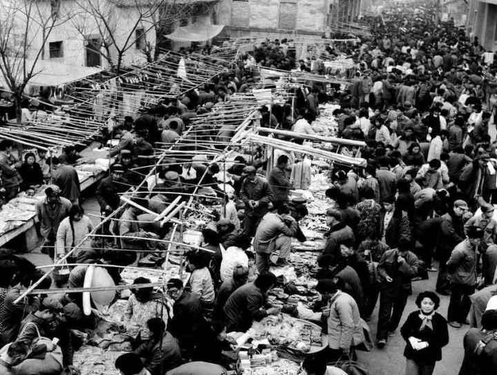 1982年，義烏湖清門馬路市場(chǎng)場(chǎng)景。拍友 金福根 攝