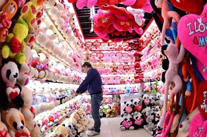 商戶在店鋪內(nèi)整理毛絨玩具。共享聯(lián)盟·義烏 呂斌 攝