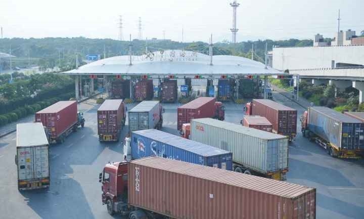 義烏海關(guān)排隊(duì)等待出關(guān)的車輛。共享聯(lián)盟·義烏 吳峰宇 攝