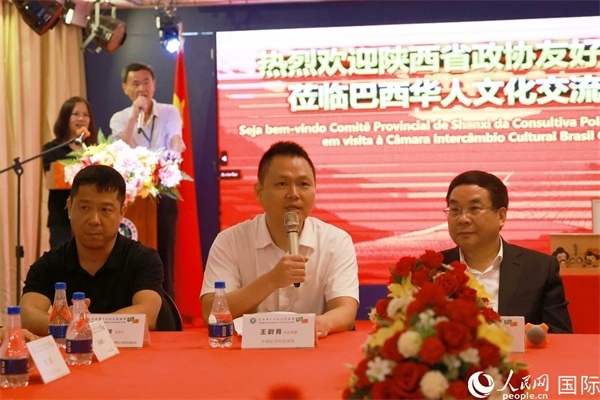 中國駐里約熱內(nèi)盧代總領(lǐng)事王尉育（中）在座談會中致辭。人民網(wǎng)記者 陳海琪攝