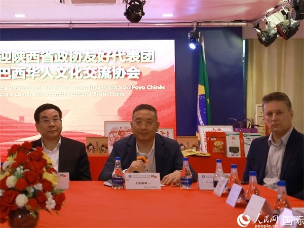 巴西華人文化交流協(xié)會主席上官建峰（中）在座談會上發(fā)言。人民網(wǎng)記者 陳海琪攝