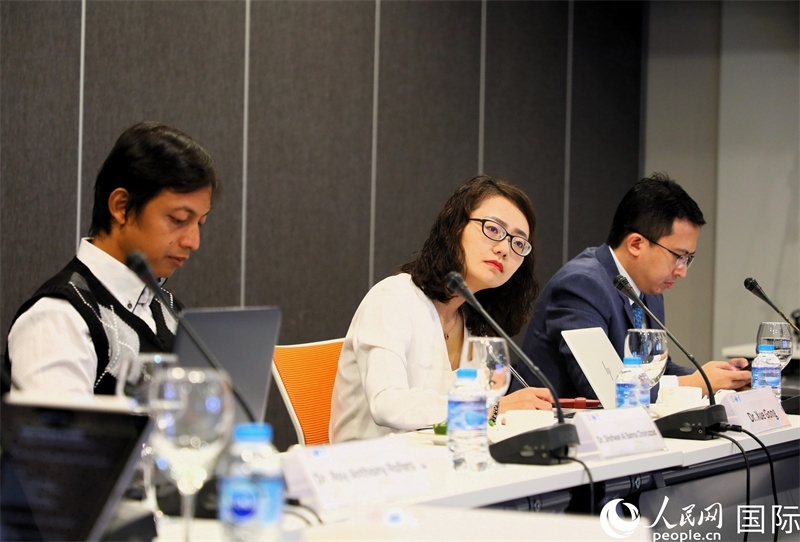 學(xué)者們專注聆聽會議內(nèi)容。人民網(wǎng)記者 白元琪攝