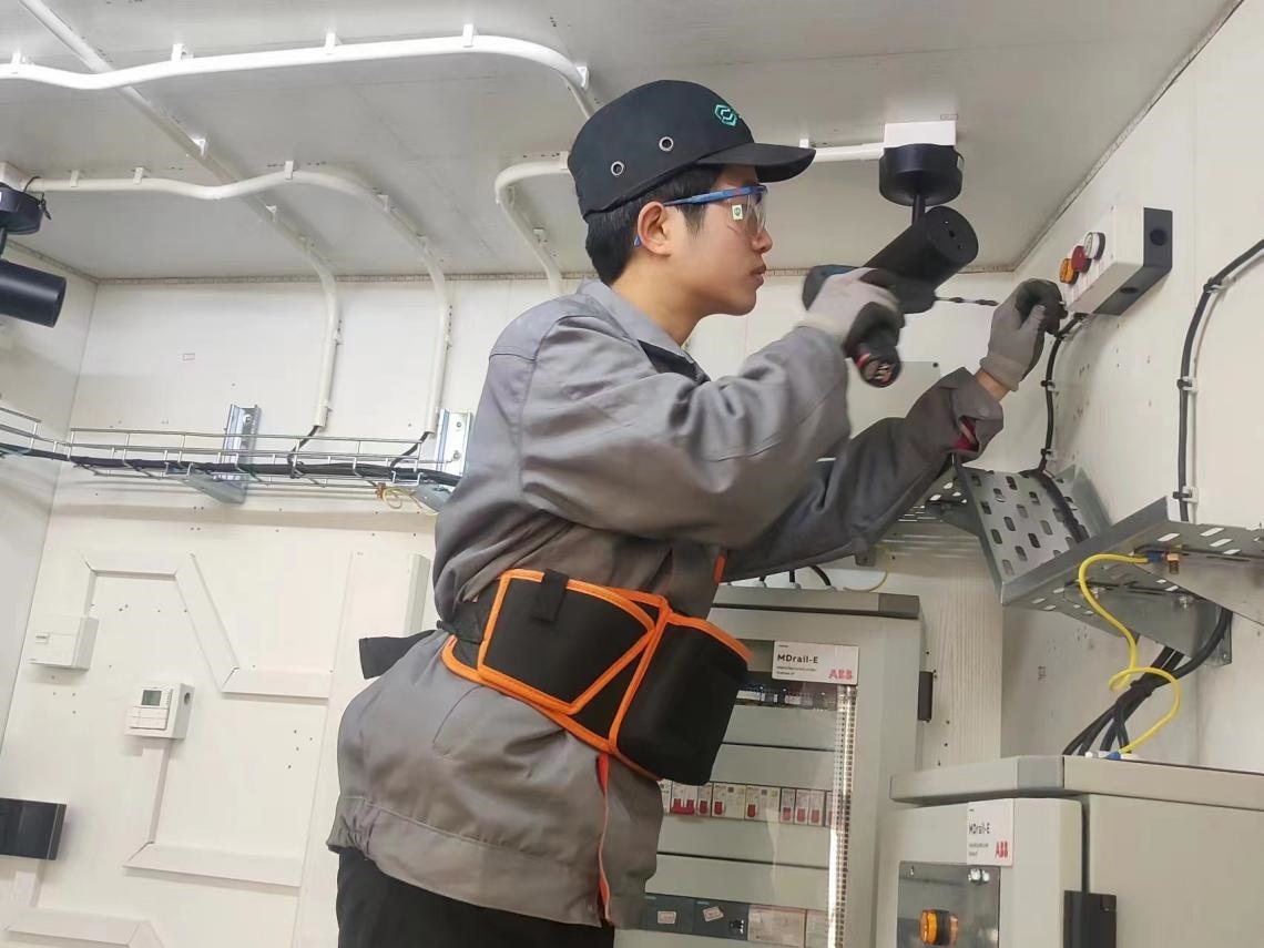 張強(qiáng)在安裝指示燈盒實(shí)訓(xùn)中。高磊磊 攝