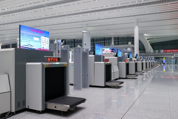 進(jìn)站大廳整齊擺放的安檢儀。