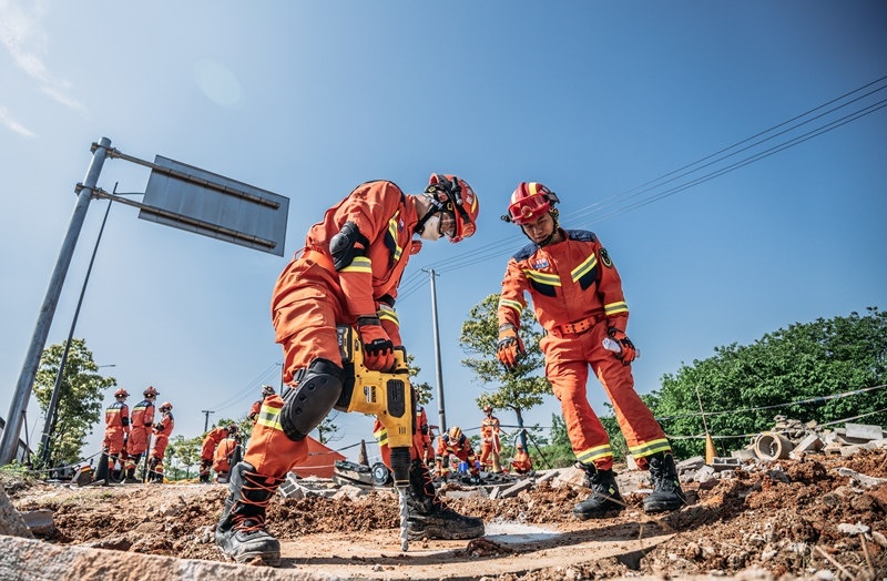 周彩琪和隊(duì)友在救援現(xiàn)場。受訪者供圖