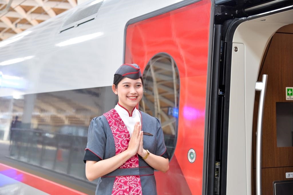 12月12日，乘務(wù)人員在印度尼西亞雅加達的哈利姆車站站臺歡迎乘坐雅萬高鐵的乘客。新華社記者徐欽攝