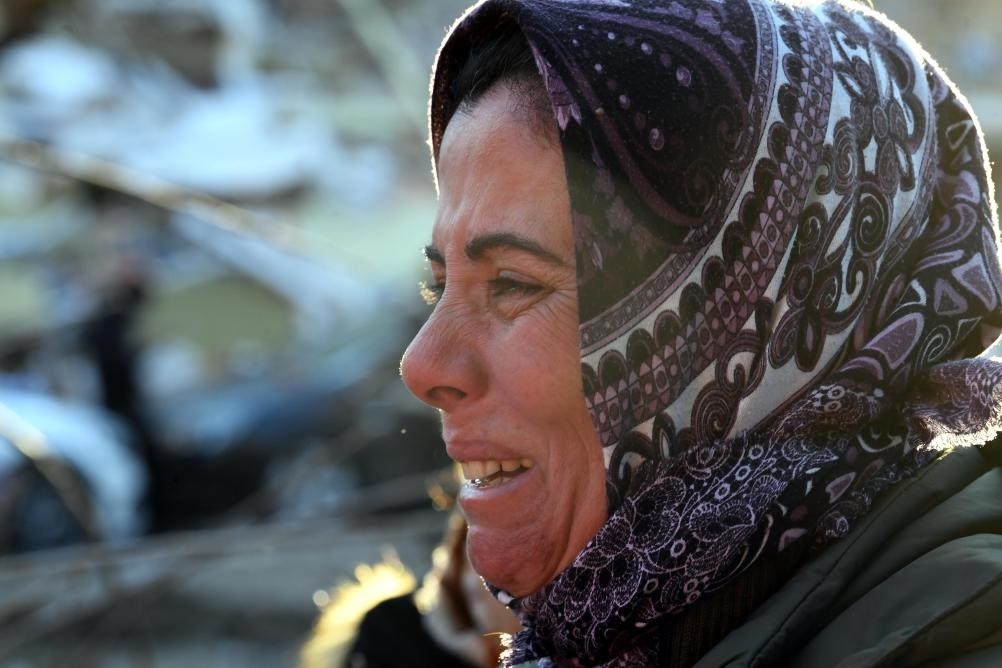 2月8日，在土耳其哈塔伊的一處地震廢墟，當(dāng)?shù)鼐用竦却H人的消息。新華社記者沙達提攝