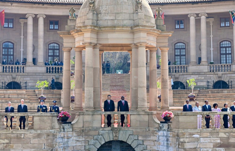 當?shù)貢r間8月22日上午，正在南非進行國事訪問的國家主席習近平在比勒陀利亞總統(tǒng)府同南非總統(tǒng)拉馬福薩會談。會談前，拉馬福薩在總統(tǒng)府廣場為習近平舉行歡迎儀式。新華社記者 殷博古 攝