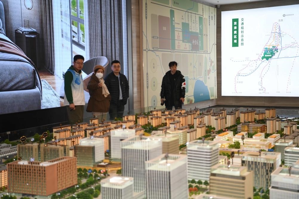 購(gòu)房者在河北雄安新區(qū)某項(xiàng)目售樓部查看沙盤(pán)（2月25日攝）。新華社記者 朱旭東 攝