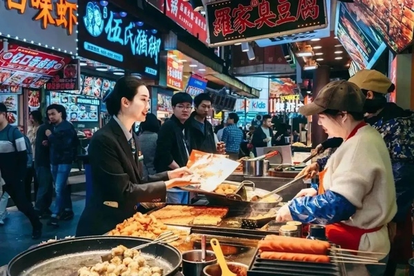 當?shù)劂y行工作人員向個體經(jīng)營者介紹金融服務(wù)。受訪者供圖