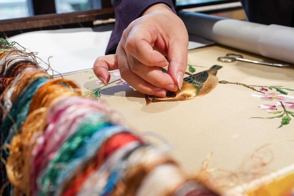 △2023年7月6日，盧建英在江蘇蘇州平江路的工作室內刺繡。