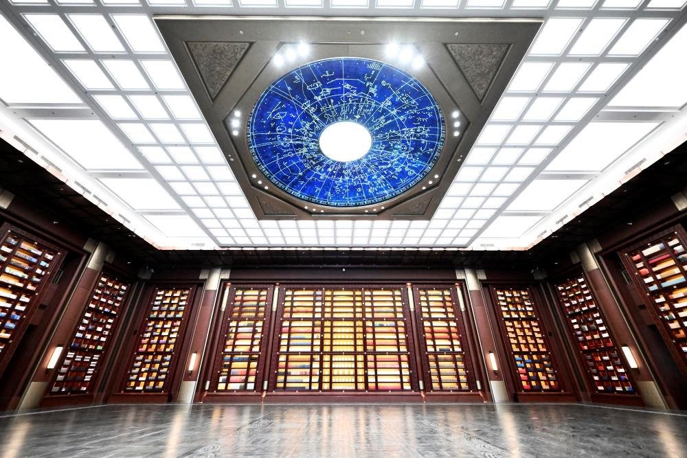 △中國國家版本館中央總館“文瀚閣”內景。星空穹頂上是一幅宋代石刻天文圖，傳遞著“文瀚閣”的寓意：中華文明如星空般浩瀚璀璨。