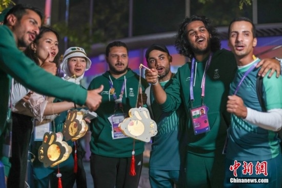 資料圖：9月29日，中國(guó)傳統(tǒng)節(jié)日中秋節(jié)，杭州亞運(yùn)會(huì)運(yùn)動(dòng)員村舉辦中秋主題活動(dòng)，中外運(yùn)動(dòng)員們歡聚一堂。圖為沙特阿拉伯運(yùn)動(dòng)員手持燈籠拍攝照片。<a target='_blank' href='/'><p align=