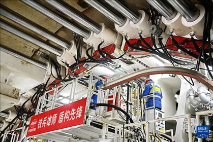 12月30日，中鐵十四局技術(shù)人員在盾構(gòu)掘進(jìn)開始前檢查“海天號”盾構(gòu)機。新華社記者 李紫恒 攝