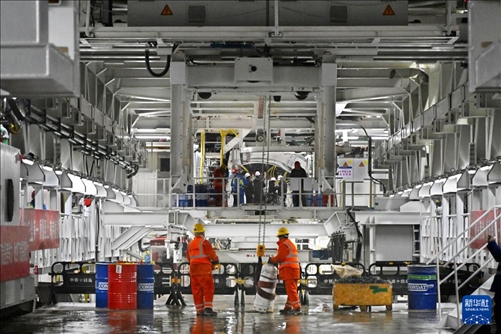 12月30日，建設(shè)者在青島膠州灣第二隧道工程南線主線隧道盾構(gòu)掘進(jìn)現(xiàn)場作業(yè)。新華社記者 李紫恒 攝