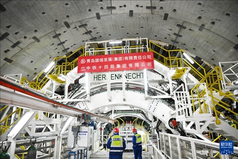 12月30日，中鐵十四局技術(shù)人員在盾構(gòu)掘進(jìn)開始前檢查“海天號”盾構(gòu)機。新華社記者 李紫恒 攝