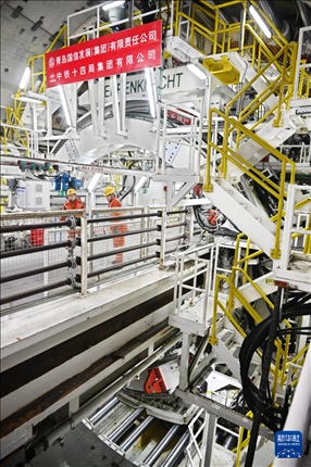 12月30日，建設(shè)者在青島膠州灣第二隧道工程南線主線隧道盾構(gòu)掘進(jìn)現(xiàn)場作業(yè)。新華社記者 李紫恒 攝